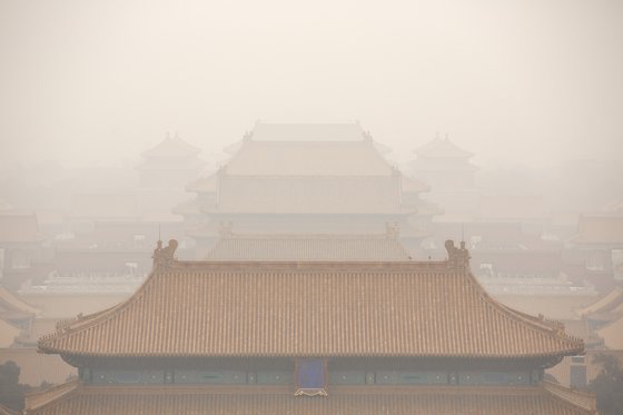 지난 1월 18일 중국 베이징 자금성이 미세먼지로 뒤덮여 있다. AP=연합뉴스