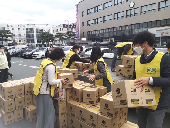 예수그리스도후기성도교회 산하 봉사단체 헬핑핸즈 소속 봉사자들이 3일 대구 지역에 기부한 마스크 5만 장을 옮기고 있다. 나머지 5만장은 수일 내로 추가 기부할 예정이다. [사진 예수그리스도후기성도교회]