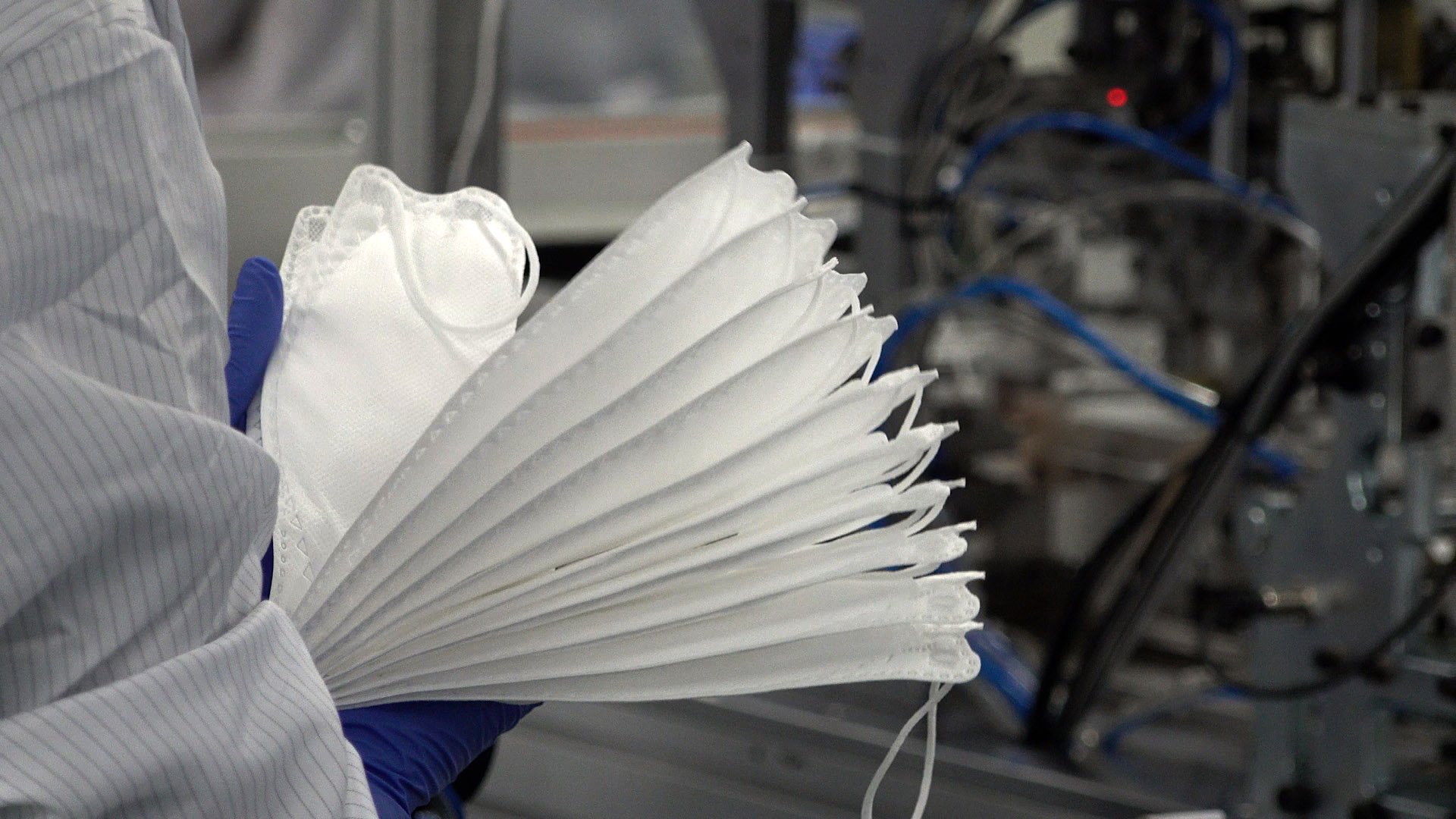 마스크 공장에서 갓 제조된 마스크 제품들. [중앙포토]