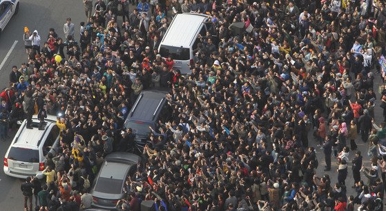 2012년 4월 8일 당시 총선에 나간 민주통합당 김용민 노원갑 후보가 서울광장에서 열린 팟캐스트 '나꼼수' 번개에 참석했다. 지지자들이 성원을 보내고 있다. 이처럼 2010년대 팟캐스트 등 뉴미디어가 진보 진영에서 세를 얻었다. [중앙포토]