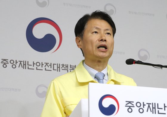 김강립 중앙재난안전대책본부 제1총괄조정관(보건복지부 차관)이 2일 오전 세종시 정부세종청사에서 코로나19 대응 중앙재난안전대책본부 회의 결과 등을 정례브리핑을 하고 있다. [연합뉴스]