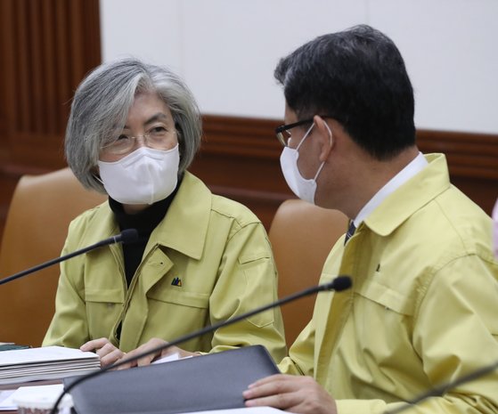 강경화 외교부 장관과 김연철 통일부 장관이 4일 서울 종로구 세종로 정부서울청사에서 열린 임시국무회의에서 대화를 하고 있다. [뉴스1]