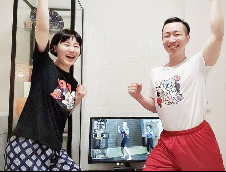 유튜브 크리에이터 중 ‘홈트(홈트레이닝)계 최고 스타’인 땅끄부부는 가정에서 특별한 준비 없이 손쉽게 따라 할 수 있는 운동 동영상을 제공해 인기가 높다. [사진 땅끄부부 인스타그램]