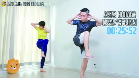 유튜브 크리에이터 중 ‘홈트(홈트레이닝)계 최고 스타’인 땅끄부부는 가정에서 특별한 준비 없이 손쉽게 따라 할 수 있는 운동 동영상을 제공해 인기가 높다. [사진 땅끄부부 유튜브]