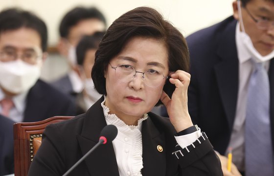 추미애 법무부 장관이 4일 오전 서울 여의도 국회에서 열린 법제사법위원회 전체회의에서 의원들 질의를 듣고 있다. 임현동 기자