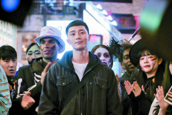 이태원에서 포차 단밤을 열고 장 회장을 향한 복수를 꿈꾸는 박새로이(박서준). 우직하면서도 통쾌한 성공담이 돋보인다. [사진 JTBC]