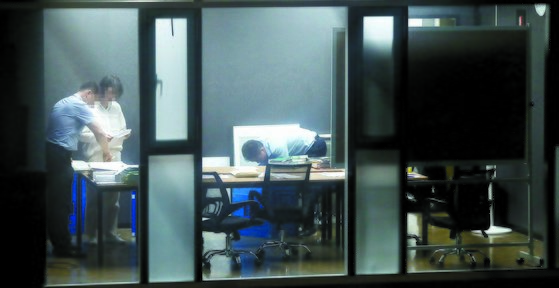 지난해 8월 27일 서울 강남구의 한 빌딩에서 검찰 관계자들이 당시 조국 법무부 장관 후보자 가족이 투자한 사모펀드 운용사 코링크프라이빗에쿼티 사무실을 압수수색하고 있다. 일부 진보 지식인은 조 전 장관 부부의 사모 펀드 의혹에 대해 '강남 좌파'의 전형적인 이중 행태라고 비판하고 있다.  [연합]