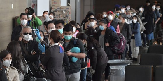미국이 신종 코로나바이러스 감염증(코로나19) 확산과 관련해 한국과 이탈리아가 미국발 항공기 탑승객 전원을 대상으로 출발 공항에서 의료검사를 할 것이라고 발표한 가운데 3일 인천국제공항 제1터미널 인천발 로스앤젤레스(LA)행 항공기 탑승구 앞에서 아시아나항공 직원들이 발열 검사를 진행하고 있다. 김성룡 기자