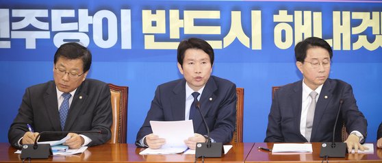 더불어민주당 이인영 원내대표(가운데)가 5일 오전 국회에서 열린 정책조정회의에서 발언하고 있다. 임현동 기자