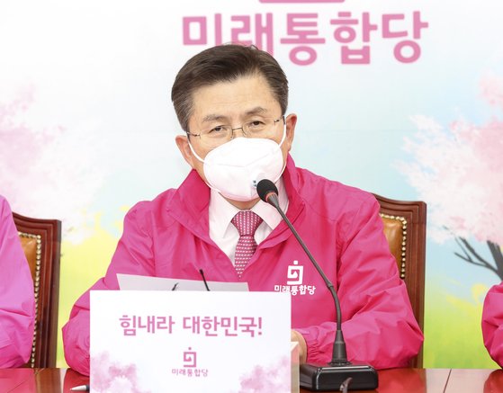 황교안 미래통합당 대표가 5일 오전 국회에서 열린 최고위원회의에서 마스크를 착용하고 발언하고 있다. 임현동 기자