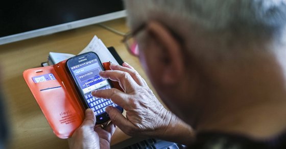 스마트폰 교육을 받고 있는 고령자. 박종근 기자