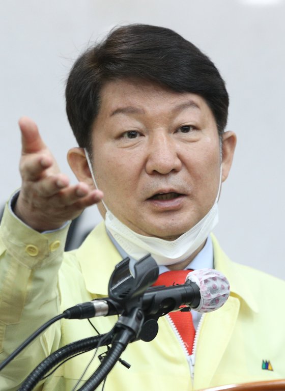 권영진 대구시장이 지난 21일 오전 대구시청 브리핑룸에서 신종 코로나바이러스 감염증(코로나19) 관련 브리핑을 하고 있다. 뉴스1