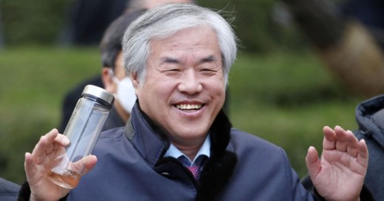 전광훈 한국기독교총연합회장이 24일 공직선거법 위반 혐의 구속영장심사를 마친 뒤 지자들에게 인사하고 있다. [뉴시스]