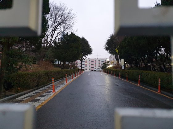 7일 찾은 대구 달서구 한마음 아파트. 정문 입구가 굳게 닫혀 있다. 대구=백경서 기자