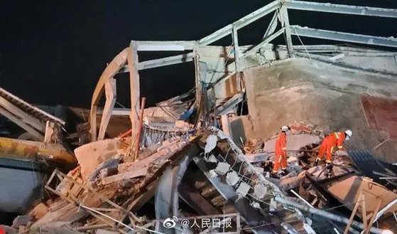 단 2초만에 형체를 알아볼 수 없을 정도로 무너진 호텔 잔해 속에서 구조 요원들이 필사의 구조 작업을 펼치고 있다. [중국 인민망 캡처]