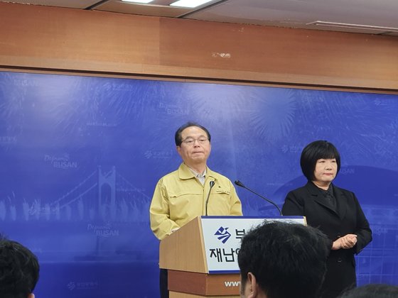 9일 기자회견하는 오거돈 부산시장. 황선윤 기자