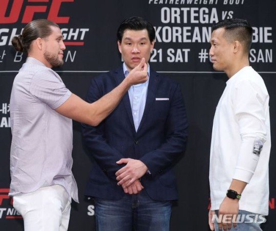 지난해 12월 UFC 페더급 정찬성(32·오른쪽)과 브라이언 오르테가(28)와 맞대결을 펼친다. 커넥티비티=뉴시스