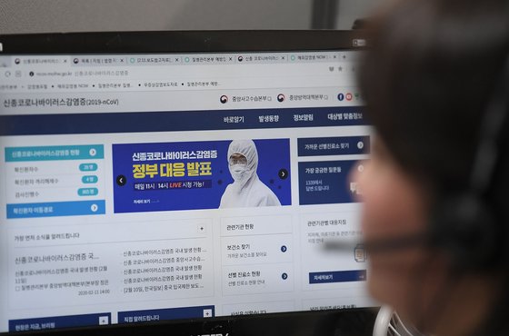 11일 서울 영등포구 질병관리본부 1339 콜센터에서 직원들이 신종 코로나바이러스 감염증 관련 상담전화를 받고 있다. *기사 내용과 직접적인 관련 없습니다. [사진공동취재단]