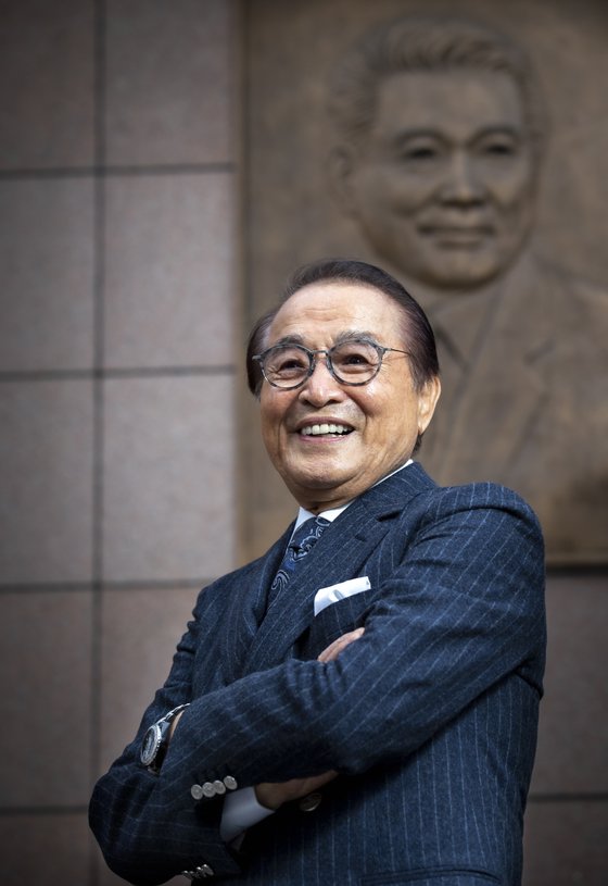 원로배우 신영균씨가 서울 충무로 옛 명보극장 외벽에 자신의 모습을 새긴 부조(浮彫) 앞에 서 있다. 신씨는 2010년 500억원 대의 이 극장을 사회에 기부했다. 권혁재 사진전문기자