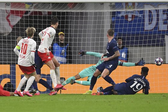 라이프치히의 포르스베리(10번)가 토트넘을 상대로 후반 43분 3번째 골을 터뜨리고 있다. [EPA=연합뉴스]