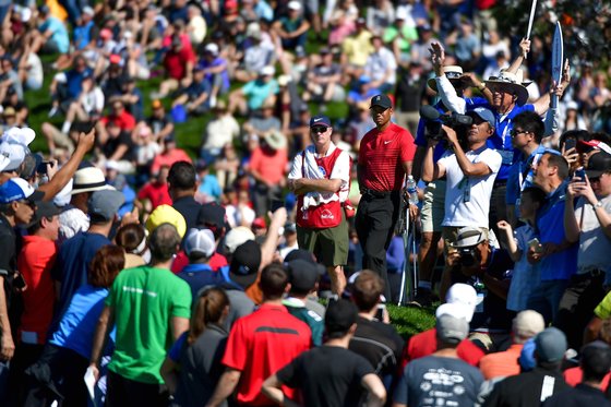 플레이어스 챔피언십에서 PGA 투어가 전 선수의 모든 샷 중계를 시도한다. 사진은 타이거 우즈가 2018년 1월 출전한 파머스 인슈어런스 오픈에 그를 둘러싼 중계진의 모습. [AFP=연합뉴스]