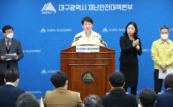 권영진 대구시장이 11일 오전 대구시청 상황실에서 신종 코로나바이러스 감염증(코로나19) 대응 상황을 브리핑하고 있다. 뉴스1