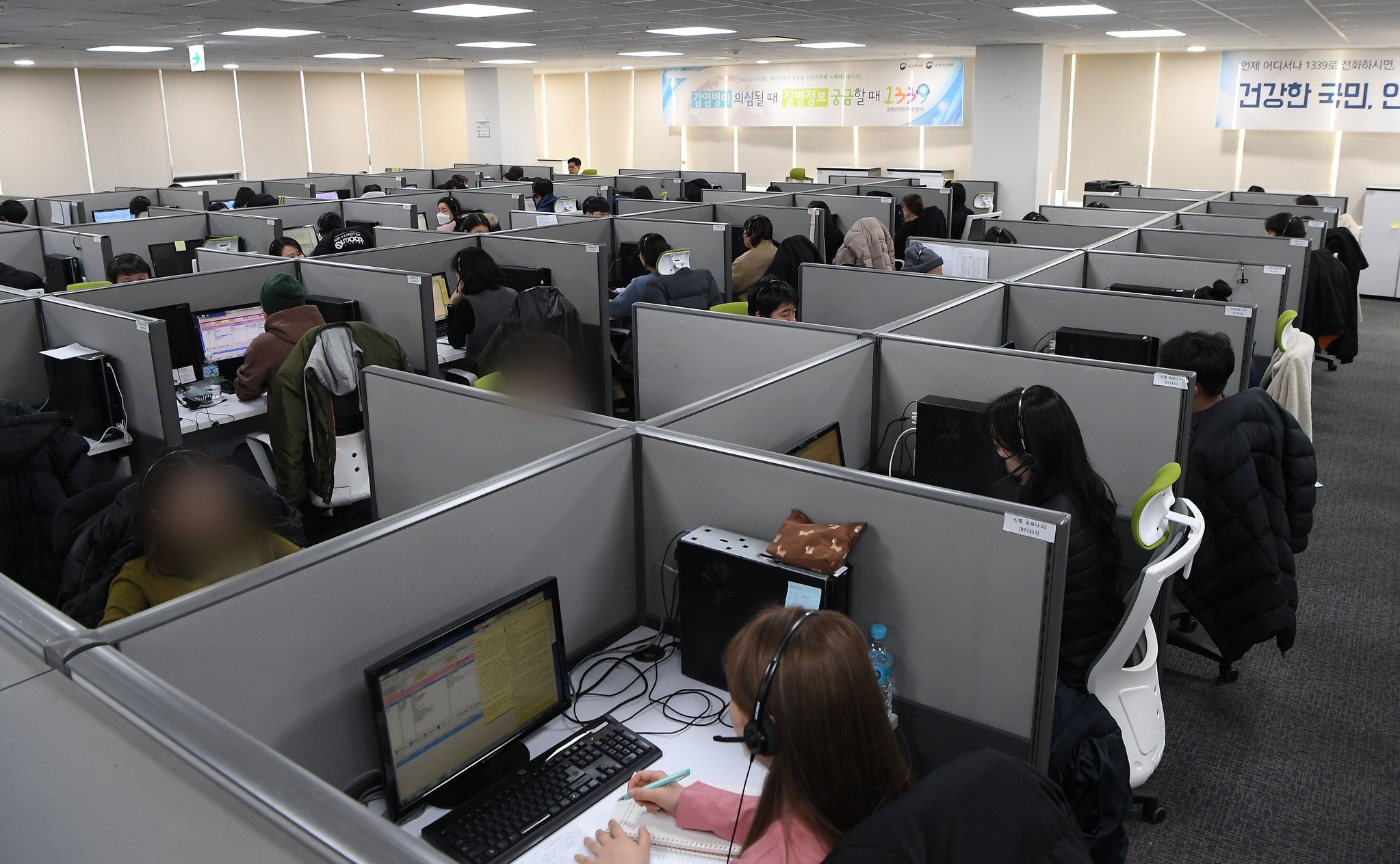 11일 서울 영등포구 질병관리본부 1339 콜센터에서 직원들이 신종 코로나바이러스 감염증 관련 상담전화를 받고 있다. 기사 내용과 무관. 사진공동취재단