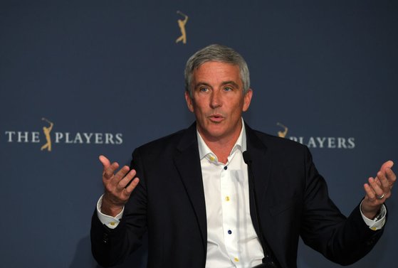 PGA 투어 제이 모나한 커미셔너가 13일 플레이어스 챔피언십 2라운드부터 무관중 경기로 치르는 방침을 발표하고 있다. 이 발표 뒤 10시간이 지나고 PGA 투어는 다음달 초까지 일정을 모두 취소하기로 했다. [AFP=연합뉴스]