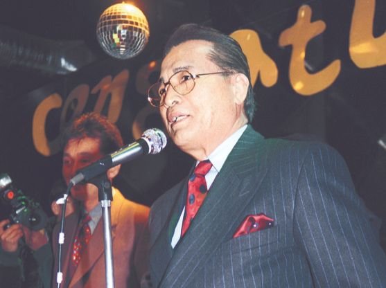 ‘모래시계’(1995)를 제작한 원로배우 신영균씨가 드라마 종방 파티에서 축하인사를 하고 있다. [중앙포토]