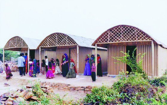 반 시게루가 2001년 인도 부즈 지진 당시 선보인 임시 주택. [중앙포토]