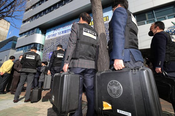 대구시가 신종 코로나바이러스 감염증(코로나19) 확산 관련 신천지 대구교회에 대한 역학조사를 결정한 12일 오전 대구 남구 대명동 신천지 대구교회 앞에서 경찰 디지털 증거분석팀이 건물 내부로 진입하고 있다. 뉴스1