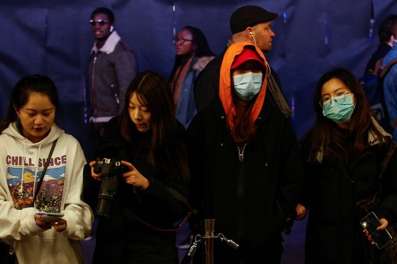 디즈니가 12일(영국 현지 시간) 런던에서 진행한 '뮬란' 유럽 프리미어 행사에 마스크를 쓴 팬들이 모였다. [로이터=연합뉴스]