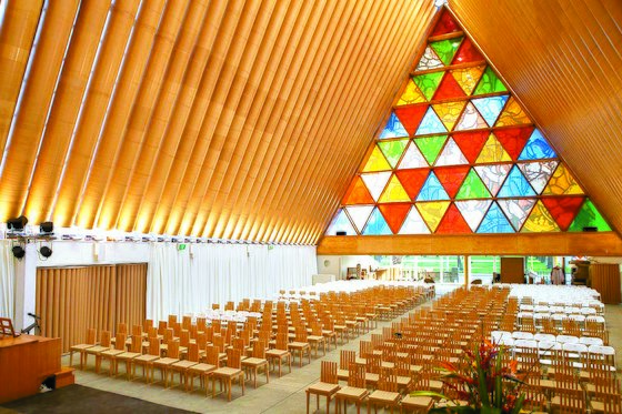 일본 건축가 반 시게루가 2011년 뉴질랜드 크라이스트처치 지진 피해 주민을 위해 종이로 만든 임시 성당. [중앙포토]