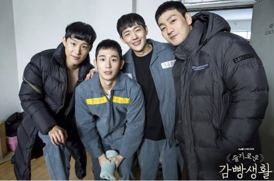 드라마 '슬기로운 감빵생활'의 배우들. 박해수(맨 오른쪽), 정해인(왼쪽에서 두번째)도 일찍이 이 머리를 했다. 사진=tvN