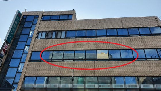 14일 서울시 강남구에 위치한 과거 신천지 센터. 해당 건물주는 3층 세입자(신천지 센터)가 건물을 비우기로 했다는 안내문을 입구에 붙여놨다. 정은혜 기자.