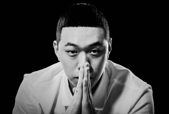 박새로이 머리를 몇 년째 고수하고 있는 래퍼 비와이. 권혁재 사진전문기자