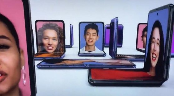 삼성전자의 두 번째 폴더블폰인 갤럭시 Z플립 [사진 삼성전자]