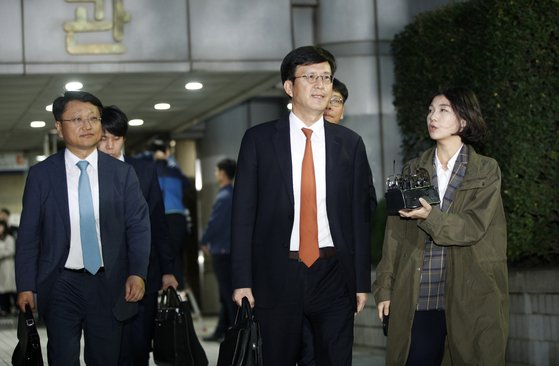 정경심 동양대 교수 변호인인 LKB파트너스의 김종근 변호사(오른쪽)와 같은 법무법인 소속인 김강대 변호사(왼쪽)가 지난해 10월 정 교수의 영장실질심사를 마친 뒤 나오는 모습.[뉴스1]