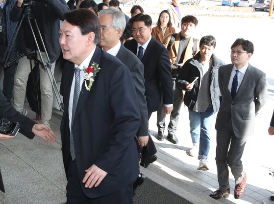 윤석열 검찰총장이 일선 검사들과 간담회를 갖기 위해 지난달 13일 오후 부산 연제구 부산고검·지검을 방문해 청사로 입장하고 있다. 송봉근 기자