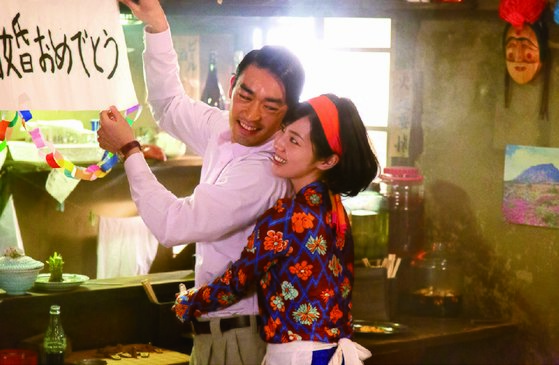 ‘용길이네 곱창집’에서 용길(김상호)의 둘째딸 역을 맡은 사쿠라바 나나미(오른쪽)와 그와 불륜 관계로 나오는 오타니 료헤이. [사진 퍼스트런]