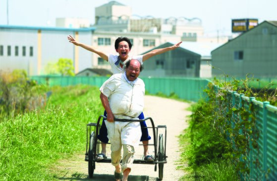 정의신 감독의 연극 ‘야끼니꾸 드래곤’을 스크린으로 옮긴 ‘용길이네 곱창집’. [사진 퍼스트런]