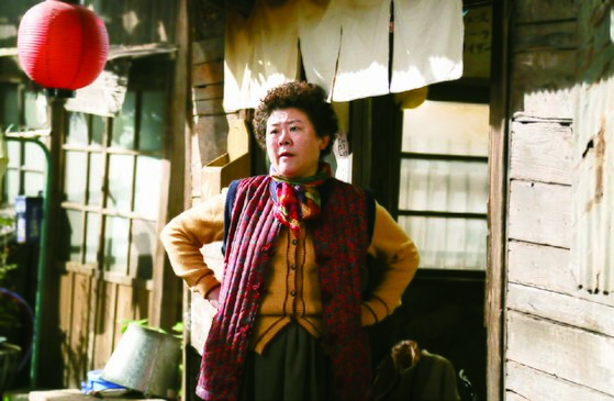 용길의 아내 영순 역 배우 이정은. 정 많고 억척스러운 어머니를 연기했다. [사진 퍼스트런]