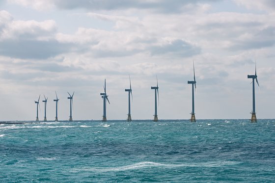 한국남동발전과 두산중공업이 제주시 한경면 두모리에서 금등리 해역에 설치한 해상풍력발전단지 모습. [사진 한국남동발전]