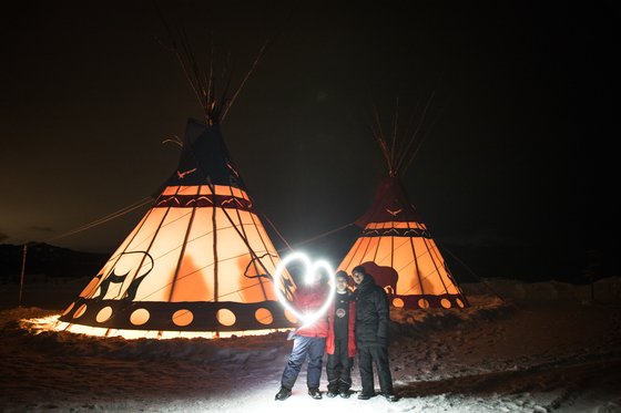 오로라센터 원주민 텐트 앞에서 기념사진을 찍은 참가자 가족.