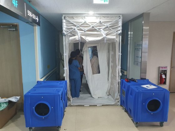 이동형 음압병동 구축장비(ECU)가 국내 최초로 운영되고 있는 서귀포의료원. [사진 노벨인더스트리스/케어윈스]