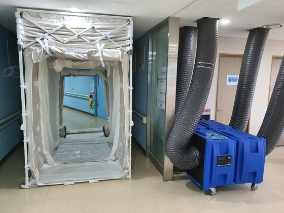 이동형 음압병동 구축장비(ECU)가 국내 최초로 운영되고 있는 서귀포의료원.[사진 노벨인더스트리스/케어윈스]
