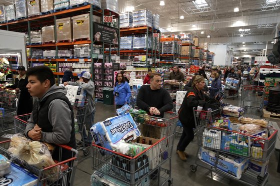 미국 캘리포니아주 수퍼마켓. 지난 14일 휴지 등의 생필품을 사려는 시민들이 줄 지어 서 있다. [연합뉴스]