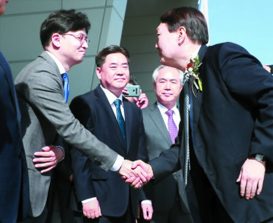 황희석 전 국장이 검찰 쿠데타 세력이라 언급한 윤석열 검찰총장(오른쪽)과 한동훈(왼쪽) 부산고검 차장이 지난해 2월 윤 총장의 부산검찰청 방문에서 악수를 나누고 있다. [연합뉴스]