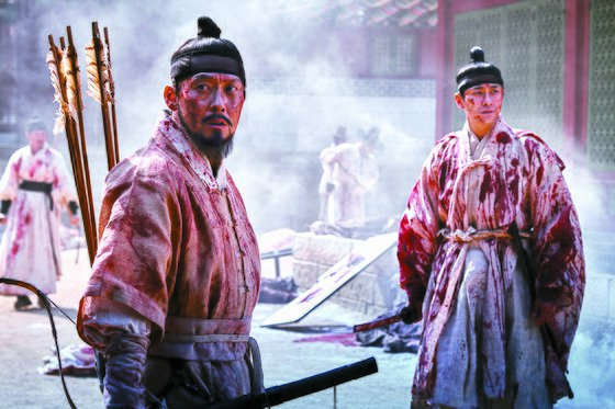 조선판 좀비액션 '킹덤' 시즌2는 13일 넷플릭스를 통해 공개돼 시즌1에 이어 국내외 큰 화제를 모았다. 코로나 19로 외출을 자제하는 분위기가 되면서 온라인 스트리밍 서비스를 즐기는 사람이 많아진 것도 시청 증가에 한 몫했다. [사진 넷플릭스]