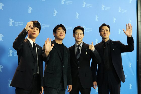 지난달 22일(독일 현지 시간) 제70회 베를린영화제에 참석한 '사냥의 시간' 배우 박정민, 안재홍, 이제훈, 박해수가 취재 열기에 응하고 있다. [사진 리틀빅픽쳐스]